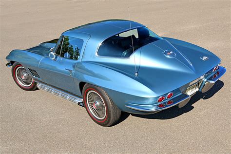 It was as close to a pure racing engine as Chevrolet had ever bequeathed to a street-legal. . 67 corvette stingray 427 split window